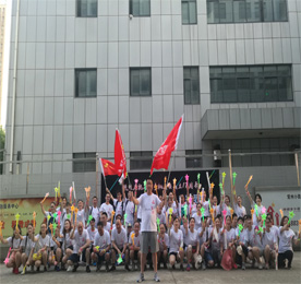 为庆祝12博官网手机成立17周年，提升员工的凝聚力，增强员工体能素质，12博官网集团于7月15日晚开展了“BLING BLING12博官网人”为主题的荧光夜跑活动，近100余名集团员工及客户准时到达集合地点—12博官网集团总部一楼，签到并领取荧光手环及荧光棒等装备后，开始了长达7公里的夜跑活动。
