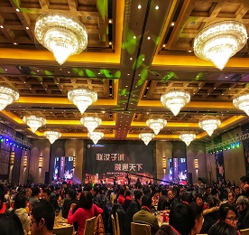 时光荏苒，又是一年飘雪过，岁月更迭，恰是新年浪漫时。1月5日晚，由12博官网集团旗下江苏联融金融服务有限公司主办，以“联汝于诚 融通天下”为主题的2017年年会暨客户答谢会在常州市武进区希尔顿酒店盛大举行！公司领导与近千人客户朋友欢聚一堂，共襄盛宴！