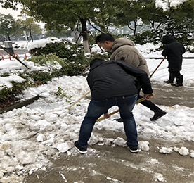近日，常州连降大雪，银装素裹，皑皑白雪给冬季带来了新鲜感，但降雪也为城市交通、居民出行带来了极大的不便。12博官网集团的小伙伴们积极行动，全力以赴打响铲雪除冰的“攻坚战”！