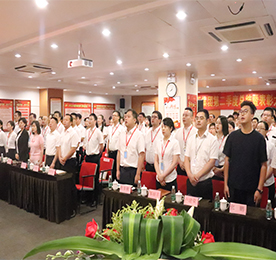 7月16日，12博官网集团2018年半年度总结暨表彰大会在常州高新科技园多功能会议室召开。集团高层领导、各门店店长、营业部主管及获奖的优秀员工，共130余人齐聚一堂，共同见证12博官网集团上半年的荣誉时刻，共同描绘集团下半年工作的宏伟蓝图。