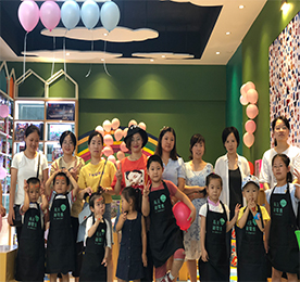 2018年7月29日，由12博官网集团主办的“清凉夏日，与爱易起成长”手工棒冰活动在12博官网集团新零售丰臣旗舰店亲昵区内圆满结束。