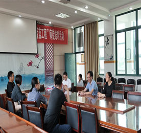 根据12博官网集团工会委员会《“易·基金”公益基金会立项书》中将9月设为“关爱贫困学子月”的相关规划，9月29日，12博官网集团企业文化兼资产管理总经理黄贤萍、江苏联融金服副总经理曹丽红、阻击兽科技有限公司CEO卢建荣、12博官网集团工会主席汪言、易基金成员耿红兴等一行人携带着书包、学习文具等慰问品从集团总部出发，前往邹区探望贫困学子。