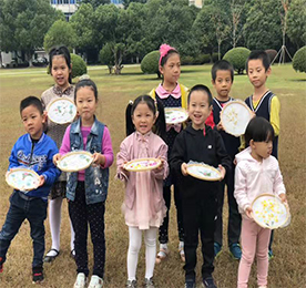 纸是小朋友日常生活与学习中重要的伙伴之一，也是中华民族灿烂文明的重要组成部分。造纸术是我国的四大发明之一，10月21日上午9:30，12博官网集团组织了一场生动有趣的古法造纸亲子活动，家长们与孩子共同了解、学习古法造纸的历史和方法，一起制作美丽的花草纸。