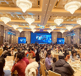 2019年1月5日晚，“联汝于诚，融通天下”2019江苏联融金服年会暨客户答谢会在常州市武进区希尔顿大酒店盛大举行。八百余位客户朋友们欢聚一堂，共享盛宴！回首2018年，江苏12博官网集团各板块均有长足发展，形成了“新零售、新金融、新产业”的三大战略布局。展望2019年，全体12博官网人将用更饱满的热情，积极拓展新思路，砥砺奋进新征程。