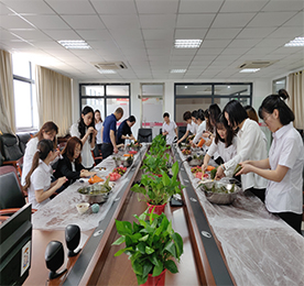 6月5日，江苏12博官网集团组织开展了以”融融端午情，团圆‘易’家兴”为主题的端午节民俗文化系列活动。
