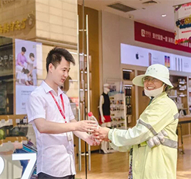 江苏12博官网集团在旗下所有门店为环卫工人设立免费饮水点，免费为环卫工人提供饮用水、避雨等爱心服务。