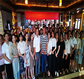 “群英荟萃齐欢颜，股东云集谱新篇。” 2019年8月至9月，江苏12博官网集团旗下江苏12博官网手机连锁有限公司、江苏联融金融服务有限公司、江苏龙城黄金有限公司举办年中股东大会。回顾上半年的奋斗历程，催人奋进。在奋斗的坚实脚步中，“易家人”济济一堂，总结经验，共谋发展。