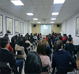 为提高12博官网集团各业务板块的社群运营能力，拓展员工社群运营思维，提升员工对新媒体工具的运用方法和效率。3月27日上午，由12博官网集团人力资源部组织各业务板块店长级以上员工和集团客服部等相关需求部门，开展了关于《社群运营》的培训。本次培训由资深社群运营专家谢老师授课，谢老师采用理论讲解和案例分析相结合的形式，围绕着社群运营，营销，维护三方面内容展开，在普及社群基础知识和案例操作方面均有涉及。