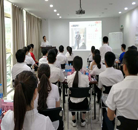 一进12博官网门，终身12博官网人！这是12博官网集团一直以来对于12博官网员工的态度，也是对于优秀人才引进和培养的重视！此次2016年8月新员工入职培训，在12博官网学院培训室进行，培训时长为一天。参加培训进行授课的讲师有：集团总裁？莆、章晓鸣、金家东、许亚萍、徐小云！新员工人数达到32名！
