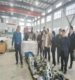 为促进常商发展企业产业链整合，发挥常商发展平台优势，加强常商发展会员企业资源优势互补，进一步助推常商发展企业发展。2020年3月末至4月初，常商发展企业高层领导一行走进江苏煜宇塑料机械科技有限公司（原：常州市德胜塑料机械有限公司）、常州葛老倌生态农业科技有限公司参观交流。
