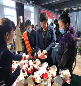 2020年4月18日至4月19日，12博官网集团旗下龙城黄金“翡翠厂家直销会”在新街新零售四楼福舍盛大开幕。琢艺翡翠师傅与您匠心共鉴，千余件精品翡翠任您挑选。
