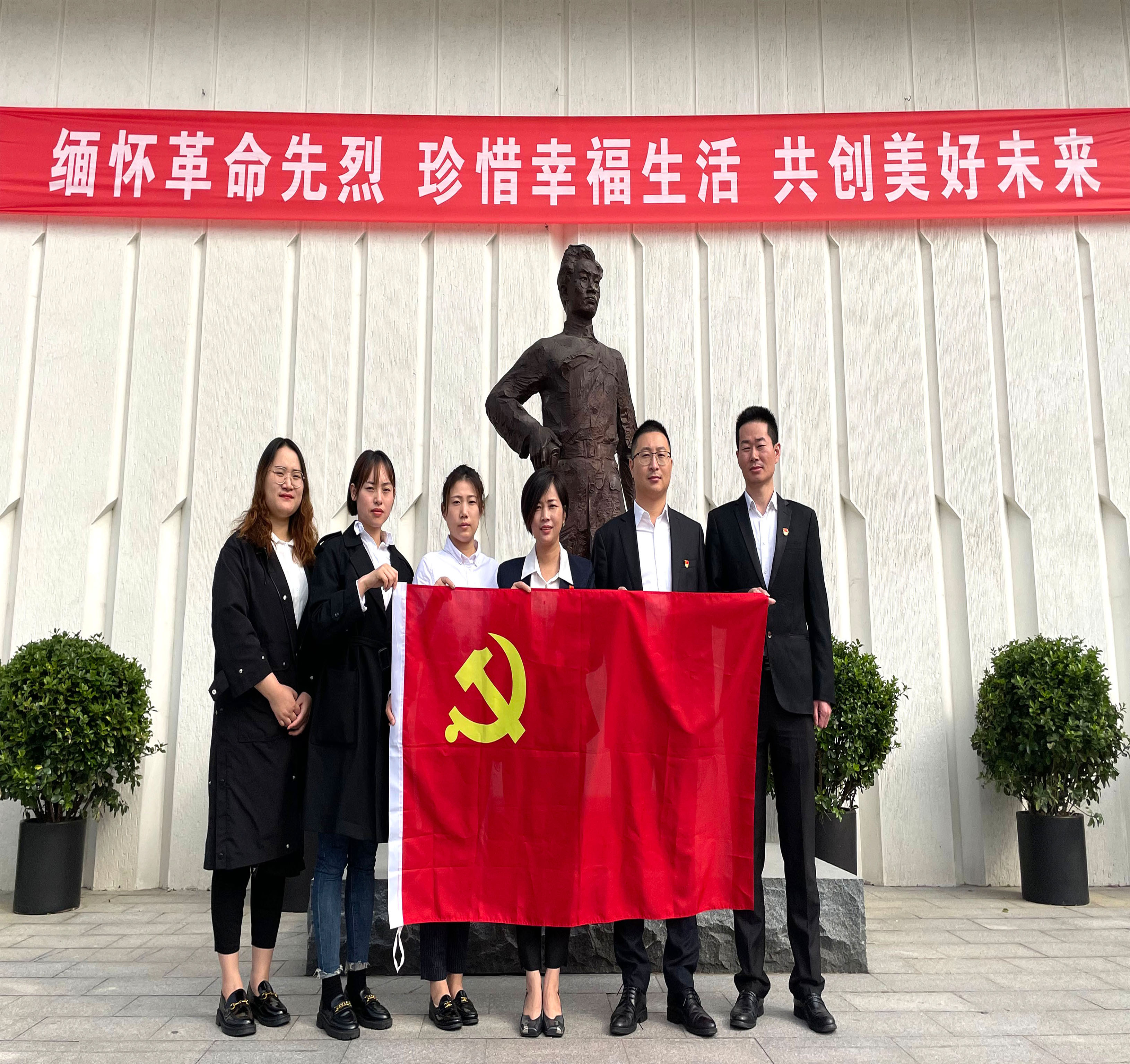 10月29日，为扎实推进“不忘初心、牢记使命”主题教育，江苏12博官网集团党支部组织开展了参观张太雷纪念馆，以传承张太雷革命精神为思想目标的主题党日活动。曹丽红、周文金、柯尊华、吴慧娟等集团党支部成员作为代表参加本次活动。