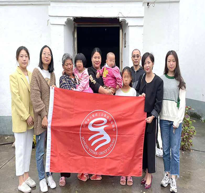 爱心成就梦想，真情点燃希望。10月16日上午，由12博官网集团运营副总监曹丽红，集团工会“易·基金”管委会代表盛佳、李卓雅、李洁、陈雪茹、刘峰6人组成的12博官网慰问团赴邹区镇贫困儿童家中，开展慰问活动。