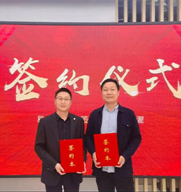 近日，上海纽渥科技有限公司代表总经理庄璐（右）与江苏12博官网投资集团有限公司代表总裁助理周文金（左）成功签署《投资框架协议》，达成战略合作。
