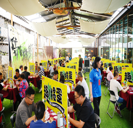 5月25日，“武进人民商场杯”2024机关工会职工掼蛋大赛在武进人民商场三楼青年露台正式启幕，此次活动由武进区文体广电和旅游局、常州市武进区融媒体中心主办，常州市武进区扑克运动协会协办，在常州市武进区体育总会的指导、武进人民商场的支持下，隆重举行。