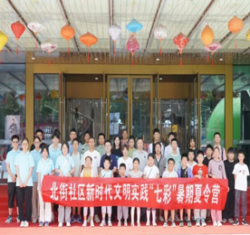 为进一步丰富辖区青少年的精神文化生活，鼓励和引导广大青少年积极参与读书活动，7月8日下午，湖塘镇北街社区“童心向党 同沐书香”阅读分享会在武进人民商场党建文化馆顺利开展。