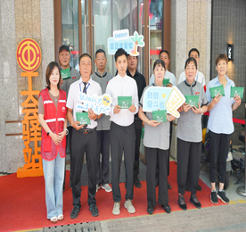 7月22日，大暑节气到来，天气进入了一年中最炎热的时期。当天上午，武进人民商场商圈联合工会在商场户外劳动者驿站组织开展“致敬奋斗者 陪你过夏天”夏日送清凉活动，为一线劳动者们送去“丝丝清凉”。