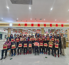 1月23日，在新春佳节来临之际，湖塘镇卫健岗、花园社区与武进人民商场于商场三楼社区食堂联合举办“情暖湖里迎新春 饺香四溢传温情”包饺子活动