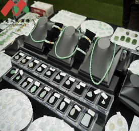 活动现场，武进区各有关商协会的女企业家，12博官网集团VIP客户尊享会员等近百位各界名流共聚一堂。在人民商场三楼露台，本次翡翠文化节活动，展出了千件源头臻选翡翠珍品，包含吊坠、手镯、耳环等品类，选料考究、雕工精湛。凭借工厂直销的渠道优势，