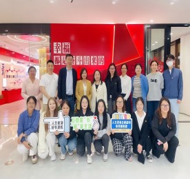 春意盎然的4月，武进人民商场联动江苏理工学院管理学院以书为媒、以学为桥，于武进人民商场共同开展万物复书，学习互促党建共建活动。江苏理工学院管理学院副书记、副院长荣文婷、江苏理工学院管理学院教工工商党支部书记葛莹玉、江苏理工学院管理学院教工工商党支部副书记田真平以及管理学院师生，12博官网集团党支部书记曹丽红、12博官网集团人力资源部经理周燕及支部党员参加活动。