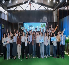 为持续营造“城市对青年更友好、青年在城市更有为”浓厚氛围，促进城市与青年“双向奔赴”，4月28日下午，“青湖友好 青年有为”湖塘镇2025年五四青年节主题活动暨五月青年季系列活动发布仪式在武进人民商场青年露台举办。各社区、企事业单位、基层团组织代表以及各青年社群主理人参与活动。
